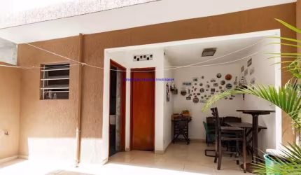 Sobrado 200m², 03 dormitórios (sendo 01 suíte), 05 banheiros e 02 vagas na garagem.  Excelente localização entre as Ruas Pedro Noel e Carlos Buzzi.
