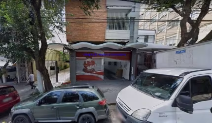 Loja 360m² São 120m² na frente e 240m² interligada por um corredor com 02 banheiros.  Excelente localização entre as Alamedas Ribeiro da Silva,