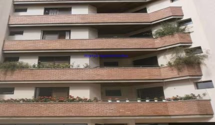 Apartamento 387m², 04 dormitórios (sendo suítes), 05 banheiros e 04 vagas na garagem.  Condomínio com portaria, segurança 24hrs, piscina, sala de giná