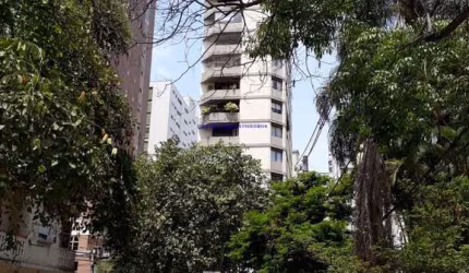 Apartamento 198m², 03 dormitórios (sendo 01 suite), 04 banheiros e 03 vagas na garagem.  Condomínio com Segurança, Portaria, Piscina, Salão de festa