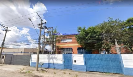 Galpão 2.800m², 02 banheiros e 03 vagas na garagem.  Excelente localização próximo a Avenida das Nações Unidas;