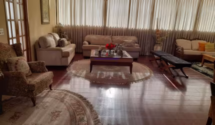 Apartamento 275m², 04 dormitórios (sendo suítes), 06 banheiros e 04 vagas na garagem.  Condomínio com Segurança, Portaria, Piscina, Quadra