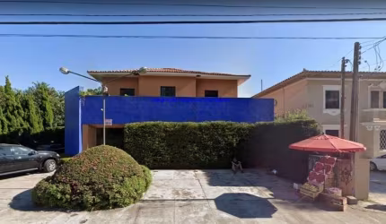 Sobrado Comercial 359m², 04 banheiros e 03 vagas na garagem.  Excelente localização entre as Ruas Honduras, Maestro Elias Lobo e Avenida Nove de Julho