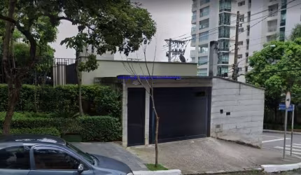 Sobrado Comercial 350m³, 06 salas, 06 banheiros e 08 vagas na garagem..  Excelente localização entre as Ruas Antônio de Macedo Soares, Volta Redonda.