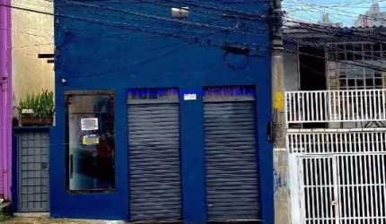 Loja 60m², com 01 banheiro, salão e mezanino. Residência Térreo 70m², 02 dormitórios, 01 banheiro; Possui quintal com área comum e lavanderia.