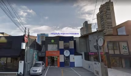 Sobrado Comercial 180m², 02 salas, 03 banheiros e 02 vagas na garagem.   Excelente localização entre as Ruas Ministro Jesuíno Cardoso e Comendador Mig