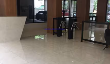 Conjunto Comercial 212m², 05 banheiros e 03 vagas na garagem.   Condomínio com recepção e segurança 24hrs.  Excelente localização entre