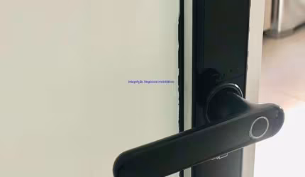 Apartamento 87m², 02 dormitórios (sendo 01 suíte), 02 banheiros e 02 vagas na garagem.  Condomínio com Segurança, Portaria, Salão de festas