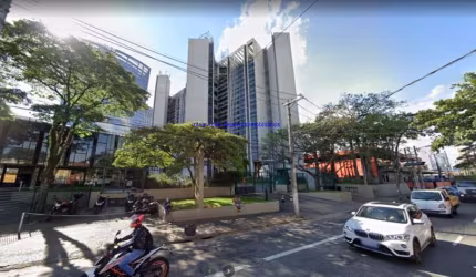 Conjunto Comercial  723,72m², 04 banheiros e 30 vagas na garagem.  Condomínio com recepção.  Excelente localização entre as Avenidas Doutor Chucri