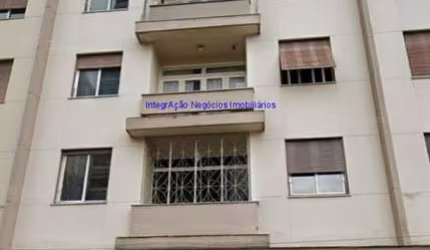Apartamento 96m², 03 dormitórios e 02 banheiros.  Condomínio com portaria, elevadores e zelador.  Excelente localização
