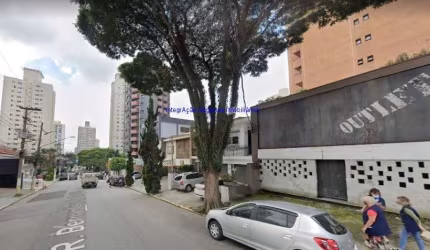 Sobrado loja 250m², térreo Salão amplo, 01 banheiro e 03 vagas na garagem; Andar superior 03 Salas e 03 banheiros.  Excelente localização