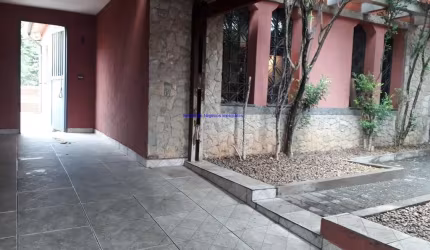 Casa 240m², 02 dormitórios, 03 banheiros e 02 vagas na garagem.  Excelente localização próximo as Ruas Ordenações Filipinas, Ordenações Afonsinas e Fr