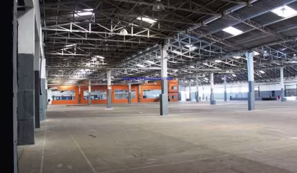 Galpão 22.500m², 20 banheiros além das vagas de garagem e pátio de manobras, para uso industrial/logística; Há a possibilidade de construção de lajes