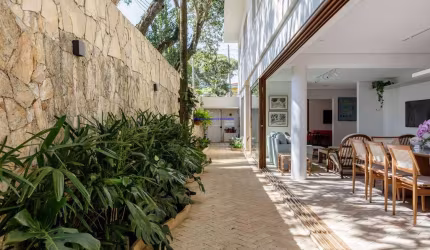 Casa 427,00m², 03 dormitórios (sendo 02 suítes e 01 suíte/ closet), 05 banheiros e 02 vaga na garagem; (Depêndencia de Empregada).