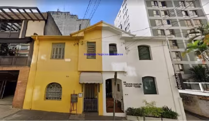 Sobrado 148m², 6 salas, 2 banheiros, cozinha, área de serviço, quintal.  Excelente localização quase esquina com a Rua Pamplona à 2 quadras da Avenida