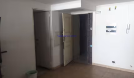 Sala 120m², com sacada e 01 banheiro. Excelente localização.
