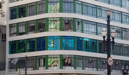 Conjunto Comercial 48m², 01 copa e 01 banheiro.  Condomínio com Recepção e Segurança.  Excelente localização, á 8 minutos andando para a Estação