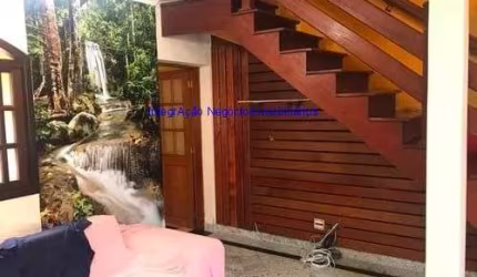 Sobrado 112m², 03 dormitórios, sala, cozinha, escritório , 02 banheiros.  Piso em granito em toda área social; Cozinha tipo americana, com pia