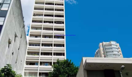Prédio de 15 andares, um apartamento por andar, com construção sólida dos anos 60/70. Possui recuo de 100m da rua, com jardim e árvores
