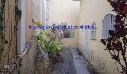 Sobrado 400 m² de área construída, Piso térreo: recepção com hall, 5 salas com divisórias, cozinha,1 banheiro social, quintal com corredor lateral.