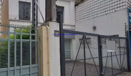Casa Comercial  218m², 03 salas, 02 banheiros e 02 vagas na garagem.  Excelente localização.