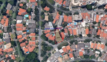 O terreno possui  974m2 com a frente de28m2. Oportunidade sem igual de terreno com 974m2 no alto da Lapa, área residencial com excelentes construções