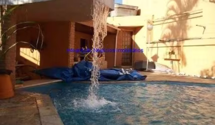 Casa 490m², 05 dormitórios,  06 banheiros e 05 vagas na garagem. Conta também com portão automático, piscina e churrasqueira. Excelente localização.