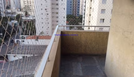 Imóvel amplo e totalmente iluminado, recebe a luz do sol tanto pela manhã como na parte da tarde. Tem vista em todas as dependências.