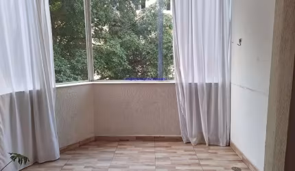 Apartamento 66m², 01 dormitório, 02 banheiros e 01 área de serviço com tanque.   Excelente localização, à 9 minutos caminhando da Estação do Metrô