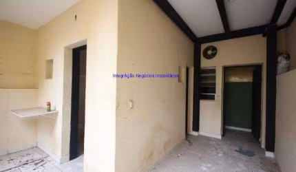 Sobrado 150m²,  3 andares: Térreo (nível da rua) com 3 salas grandes, Superior com 3 salas e 1 banheiro, Inferior (abaixo do nível da rua).