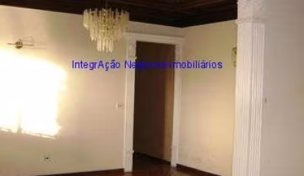 Casa 525.05m², 05 dormitórios, 05 banheiros e 04 vagas na garagem.   Excelente localização á 8 minutos andando para a estação do metrô