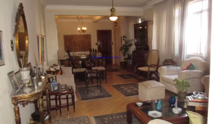 Apartamento 130m², 03 dormitórios 01 sendo suíte, 01 vaga na garagem, lavabo, dependência completa de empregada e terraço com churrasqueira.