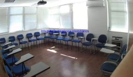 Conjunto Comercial 300m², 06 Salas, 01 copa, 05 banheiros, 03 vagas na garagem.