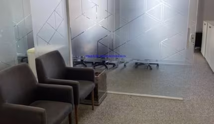 Conjunto Comercial MOBILIADO 135m², 01 copa, 03 banheiros e 02 vagas na garagem;
