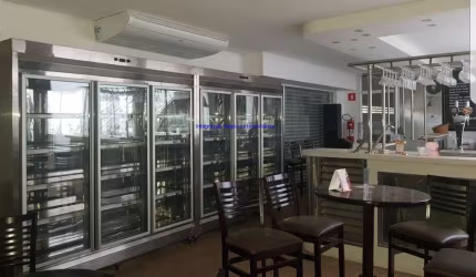 Loja 400m², 03 banheiros sendo 01 unissex para usuários com dificuldade de locomoção, 01 para funcionários e 01 vestiário para funcionários.