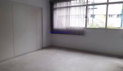 Edificio Comercial, tem portaria, tem hidrante para combate á incêndio, detector de fumaça dentro do conjunto e elevador.  Localização privilegiada,