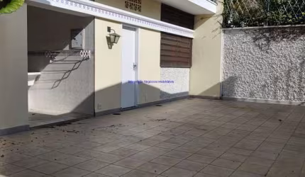 Casa 251m², 02 dormitórios 01 sendo suíte, 01 lavabo, sala para dois ambientes, sala de jantar, cozinha, copa. Área de serviço tem uma edícula