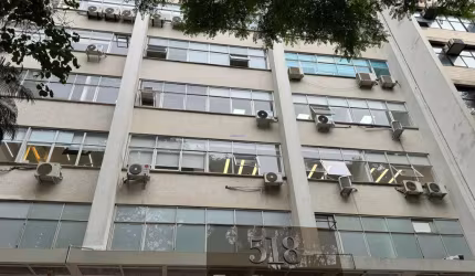 Conjunto Comercial 195m², 05 banheiros e 02 vagas na garagem.  Condomínio com recepção e segurança.  Excelente localização