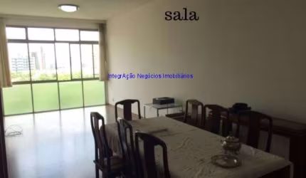 Apartamento 130M²,  São três quartos grandes, dentre eles uma suíte, todos com armários embutidos, na sala há uma estante embutida.