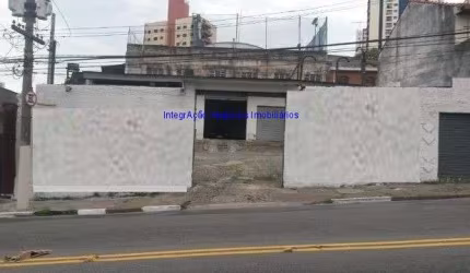 Galpão 350m² e 638m² de terreno, 2 banheiros, 6 vagas de garagem.   Excelente investimento para incorporadoras e investidores.
