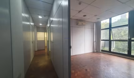 Conjunto Comercial MOBILIADO 273m², 09 salas e 02 banheiros; Possui 10 aparelhos de ar-condicionado, 35 mesas de telemarketing,  3 mesas grandes