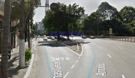 Loja 637m², 9 banheiros, subsolo, térril, é possível fazer divisões e locar individualmente. Ótima localização próximo a rua Minas gerais.