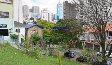 Sobrado 210m², 4 quartos, 2 banheiros, ótimo para escritórios, coworking ou empresas que necessitam de muito espaço.