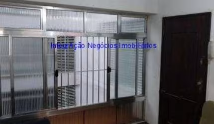 Apartamento, 51m²,  2 dormitórios, 1 banheiro, sem vaga de garagem. Possui armários no quarto e cozinha.  Condomínio com portaria 24hrs.