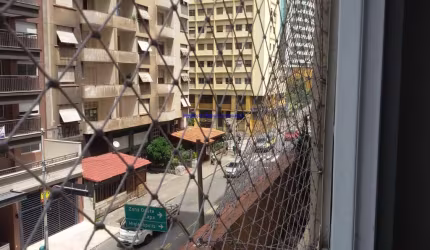Apartamento 55m², 01 dormitório e 01 banheiro.    Condomínio com portaria.   Excelente localização á 9 minutos andando para a estação do metrô