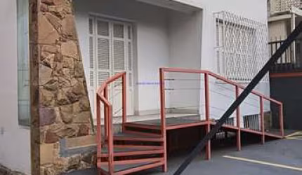 Casa / Imóvel Comercial 212m², sendo 300m² de área total, com 10 salas, 4 banheiros e 8 vagas de garagem.