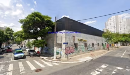 Galpão 3300m² e 10 banheiros.  Excelente localização entre as Ruas Serra de Paracaina, Alexandrino da Silveira Bueno e Avenida do  Estado.