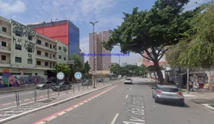 Prédio 1.650m², 07 andares, 03 conjuntos comerciais por andar, 03 lojas e 10 banheiros .  Excelente localização á 1 minuto andando para a estação