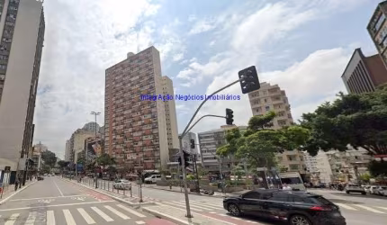 Prédio 1.800m², 09 andares, 04 conjuntos comerciais por andar, 03 lojas e 13 banheiros .   Excelente localização