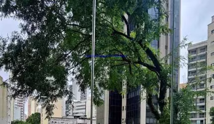 Apartamento 240m², 03 dormitórios (sendo 01 suíte) e 02 banheiros.  Condomínio com portaria e segurança.  Excelente localização entre as Ruas Genebra,